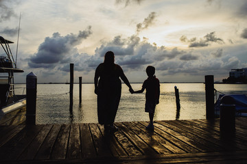 Mamá e hijo en playa