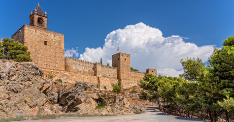 Weg zum Festungsh&uuml;gel Alcazaba in Antequera Andalusien