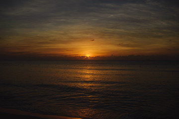 Hermoso amanecer en playa