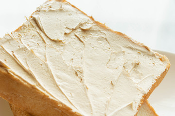 厚切り食パンとナッツのクリーム