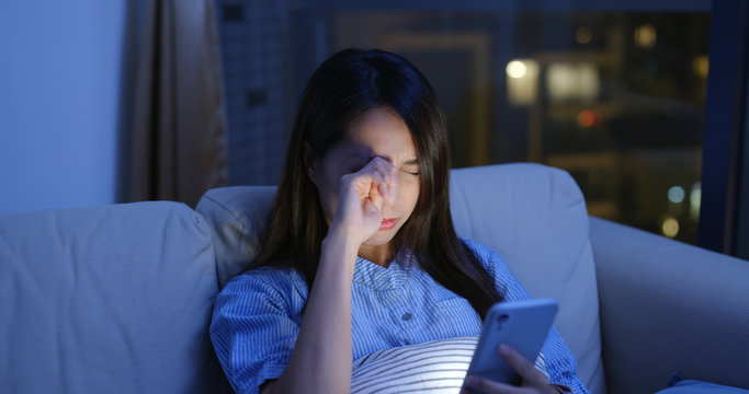 Woman use of mobile phone at night and feeling eye pain and dry