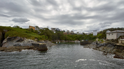 Vistas de un pueblo de pescadores sobre  un acantilado 