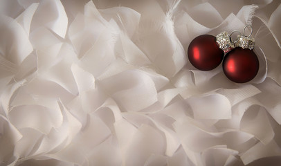 Bonita imagen de Navidad con un adorno de 2 bolas rojas en la esquina