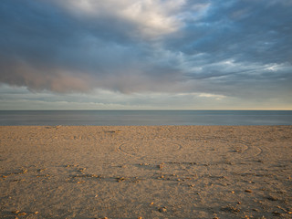 Atardecer de otoño en la playa