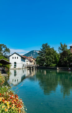 View of buildings, rivers and tourists in the old town of Annecy.Annecy is the largest city of Haute-Savoie department on the river le Thiou and lake Annecy.
