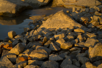 Goldene Stunde in herbstlicher Landschaft am Inn in Bayern