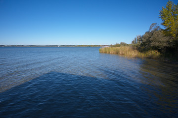 Herbsttag mit blauem Himmel am Chiemsee in Bayern