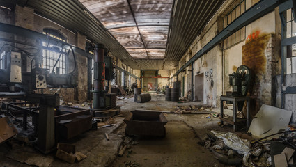 verlassene maschinenhalle einer fabrik panorama