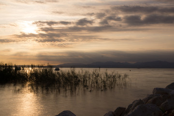 Langzeitbelichtung mit Graufilter - Sonnenuntergang am Gardasee