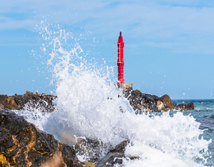 Il faro rosso tra le onde