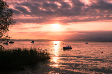 Sonnenuntergang mit Langzeitbelichtung am Gardasee
