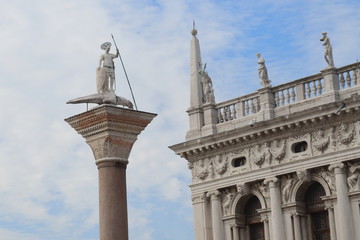 Obraz premium San Giorgio e il drago dinanzi alle Procuratie Nuove, Venezia