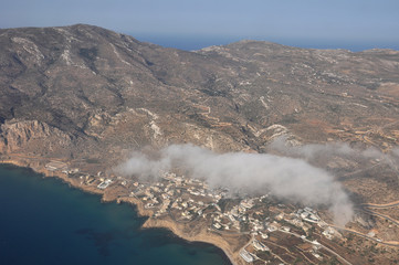 Blick auf karge Landschaft und Küste der griechischen Insel Karpathos aus der Vogelperspektive
