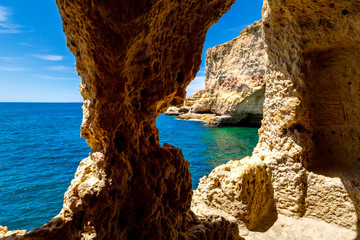 Fenêtre dans la roche Algar Seco Carvoeiro à l'Algarve au Portugal - obrazy, fototapety, plakaty