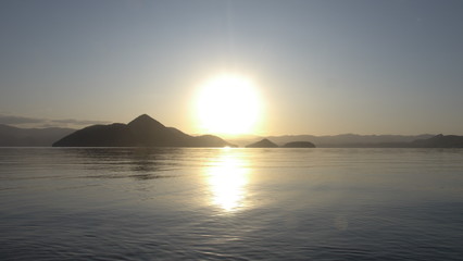 湖の日の出