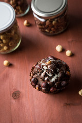 Haselnuss Muffin und Nüsse in Glas auf Holz Tisch Hintergrund