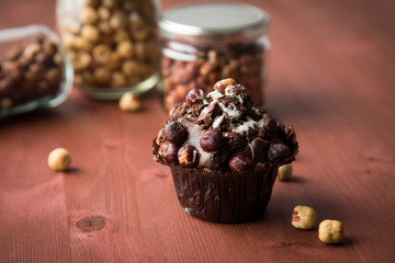 Haselnuss Muffin und Nüsse in Glas auf Holz Tisch Hintergrund