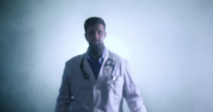 Medico con barba lunga che cammina di fronte la telecamera