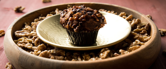 Walnuss Muffin in gold Messing Metall und Holz Schale mit Nüsse auf Holz Tisch Hintergrund