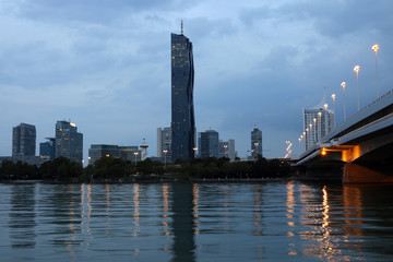 Naklejka premium Vienna skyline on the Danube river at night