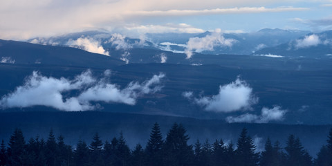 Fototapeta na wymiar Panoramic view of the mountain covered by clouds in Oregon near Portland.
