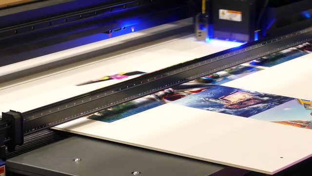 Printer head printing a large poster