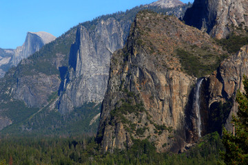 Tunnel View provides one of the most famous views of Yosemite Valley, from here you can see El Capitan and Bridalveil Fall rising from Yosemite Valley, with Half Dome in the background. .