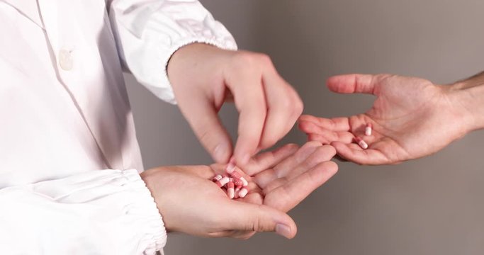 Medico sta dando le pillole a un paziente