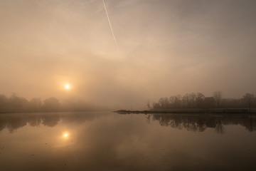 poranne mgły nad rzeką Odrą w Opolu
