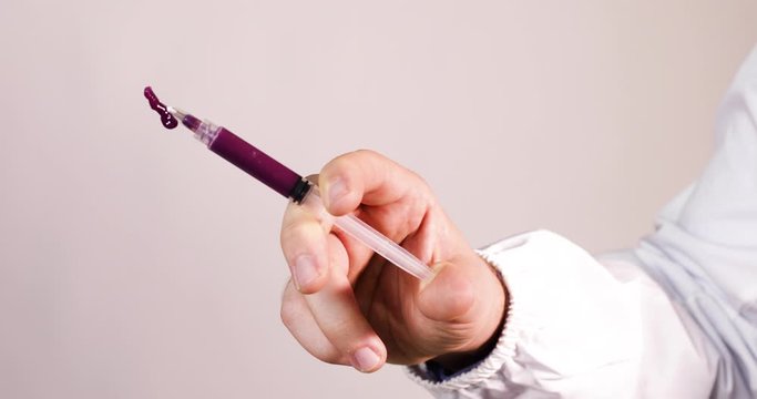 Mano di un medico che spruzza con la siringa