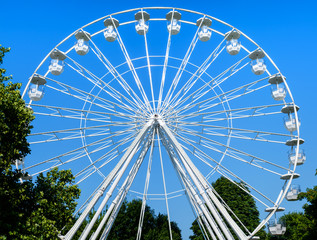 Fototapeta premium White ferris wheel on blue clear sky