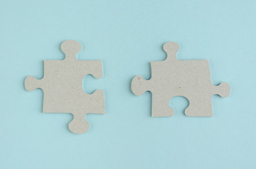 Obraz premium Gray puzzles composition on blue background. Flat lay