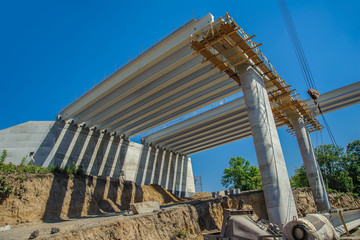 Support and span on the construction of the bridge