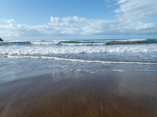 Obraz premium Waves and foam on the beach in the Baratti gulf in Tuscany - 4