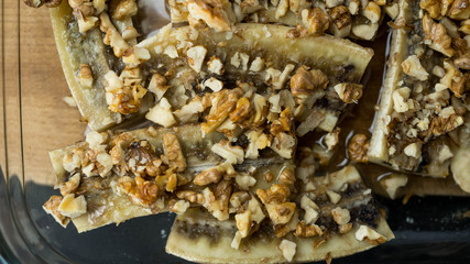 Banany z orzechami zapiekane w piecu. Zdrowy deser. Zbliżenie. © PhotoHunter