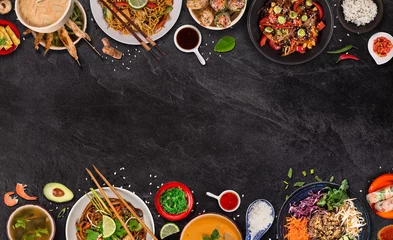 Deurstickers Eten Aziatisch eten achtergrond met verschillende ingrediënten op rustieke stenen achtergrond, bovenaanzicht. Vietnam of Thaise keuken.