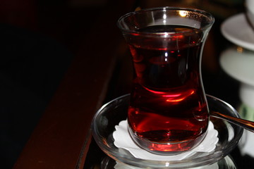 Nahaufnahme türkischer Tee, roter Tee im Glas