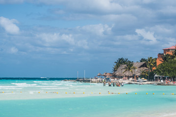 Fototapeta na wymiar Tourists enjoying vacation at Caribbean sea in Cancun, Mexico