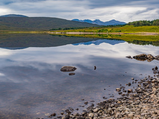 Achnasheen / Szkocja - 27 sierpień 2019: Loch a' Chroisg w letni zachmurzony dzień - obrazy, fototapety, plakaty
