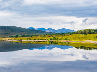 Achnasheen / Szkocja - 27 sierpień 2019: Loch a' Chroisg w letni zachmurzony dzień