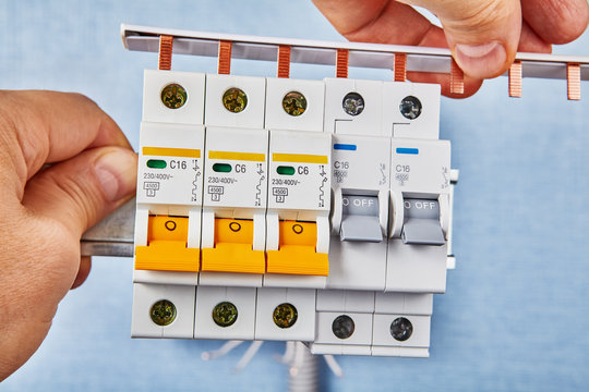 Installation of automatic fuses on a DIN rail.