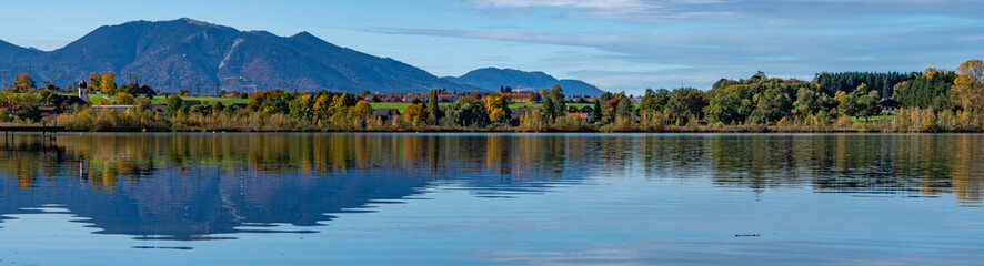 Panorama am Riegsee mit Blick auf die bayerischen Alpen