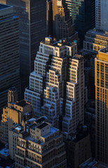 Fototapeta na wymiar New York Hochhäuser Fassade Manhattan New York 5th Avenue Aussicht Empire State Building Besucher Plattform Terrasse Atmosphäre Abendlicht Farbenspiel Straßenschlucht Wolkenkratzer Skyline Kontrast