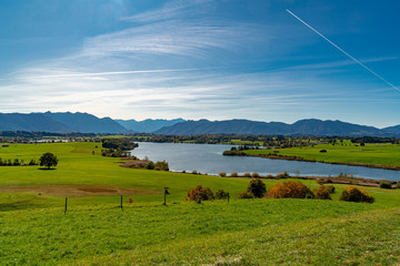 Blick von einer Anhöhe auf den Riegsee in Bayern