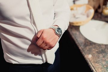 Obraz premium bride and groom holding hands