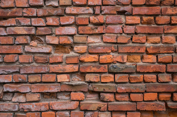 Obraz premium A red brick wall is collapsing. Vintage background