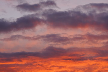 Fototapeta premium Piękne pomarańczowe niebo wieczorem