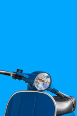 Scooter clásico con fondo azul y espacio para colocar texto