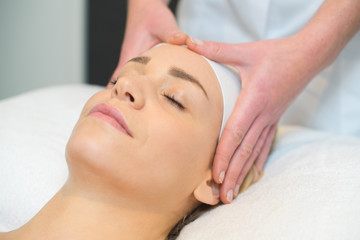 Obraz na płótnie Canvas woman having forehead massage