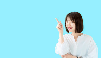 指さす女性 